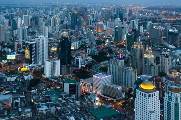 BANGKOK, THAILAND - 3 Mayıs 2014: Bangkok şehri alacakaranlıkta, Tayland