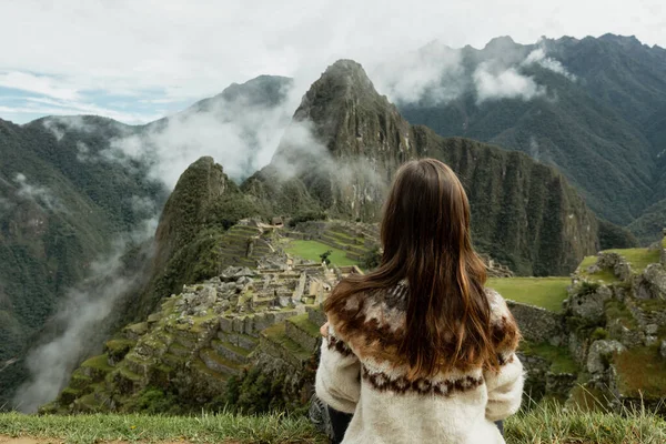 Une femme en pull alpaga admire la vue sur les ruines du Machu Picchu, Pérou — Photo