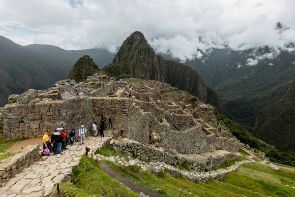 MACHU PICCHU, PERU - 9 MARZO 2019: Folle di visitatori alle rovine di Machu Picchu — Foto Stock