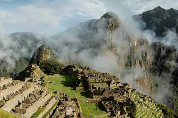 Las majestuosas ruinas incas de Machu Picchu en las nubes — Foto de Stock