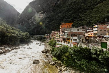Hızla akan Urubamba nehri Cusco, Peru gibi bir kasabayı geçer.
