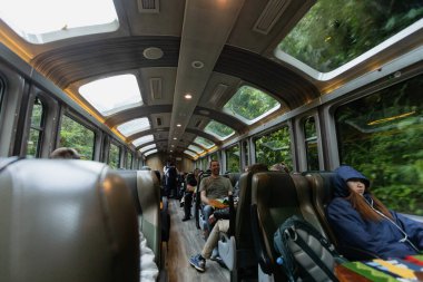 CUSCO, PERU - 9 Mart 2019: Cusco 'dan Machu Picchu' ya giden trende oturan yolcular