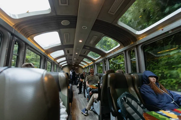 CUSCO, PERU - 9 Mart 2019: Cusco 'dan Machu Picchu' ya giden trende oturan yolcular