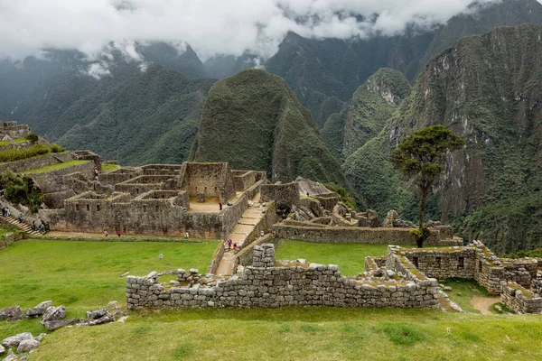 MACHU PICCHU, PERU - 9 MARZO 2019: Antichi ruderi delle case residenziali di incas a Machu Picchu — Foto Stock
