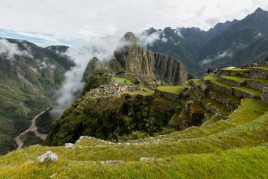 MACHU PICCHU, PERU - 9 Mart 2019: Machu Picchu 'nun doğal teraslarında yürüyen bir grup turist