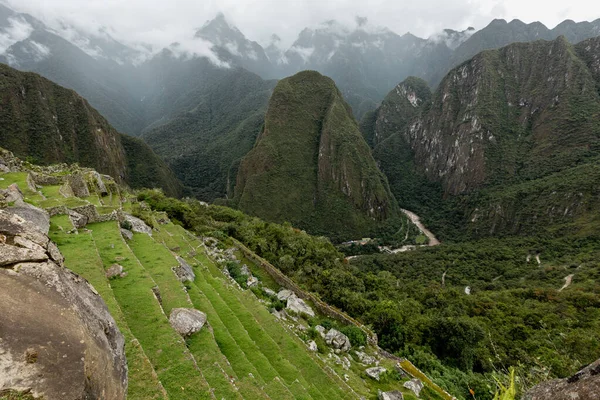 Vue sur la rivière Urubamba depuis les terrasses agricoles du Machu Picchu — Photo