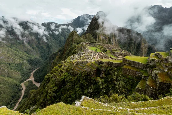 マチュピチュの眺め-ペルーのアンデス山脈に高い要塞を設定することはできません — ストック写真