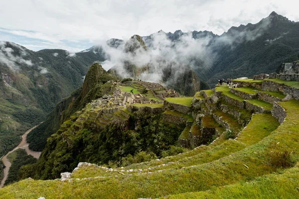 MACHU PICCHU, Peru - 9 Mart 2019 İnsanlar Machu Picchu, Peru 'nun teraslarında yürüyor