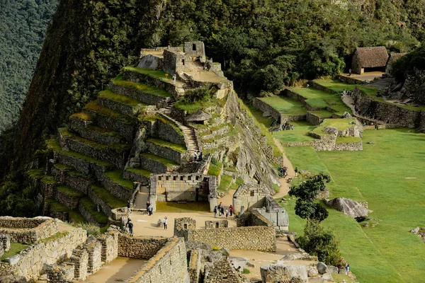 MACHU PICCHU, PERU - 9 MARZO 2019: I visitatori passeggiano intorno alle rovine di Machu Picchu — Foto Stock