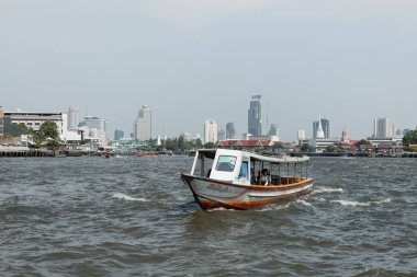 BANGKOK, THAILAND - 3 Mayıs 2014: Bangkok, Tayland 'da Chao Phraya nehrinde turistlerle tekne