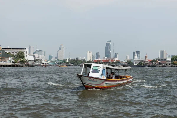 BANGKOK, THAILAND - MAY 3, 2014: Boat with tourists on Chao Phraya river in Bangkok, Thailand — Stock Photo, Image