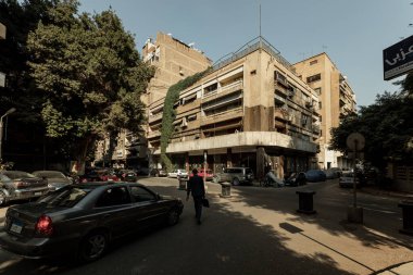 CAIRO, EGYPT- 13 Kasım 2018: Davalı bir adam binaya doğru yürür