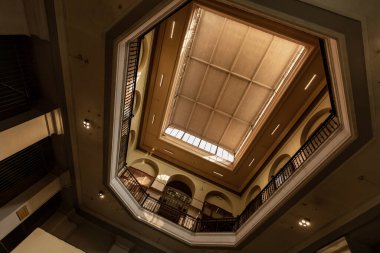 CAIRO, EGYPT- 13 Kasım 2018: Kahire 'deki Mısır Antikaları Müzesinin İçi