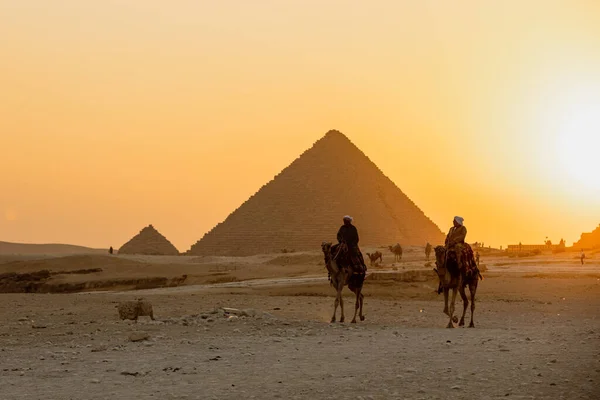 CAIRO, EGYPT- NOVEMBER 17, 2018: Two camel riders in Giza Pyramid Complex — стокове фото