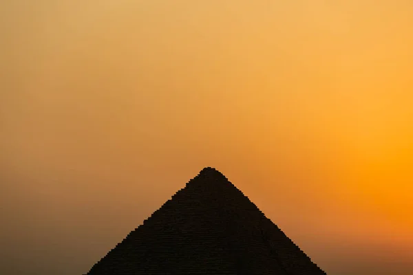The perfect silhouette of the Giza pyramid in Egypt at sunset – stockfoto