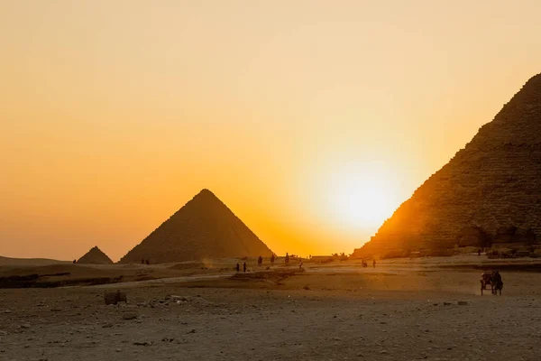 The sun is going down behind the pyramid of Giza, Egypt — Photo