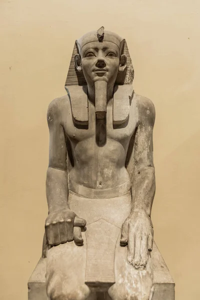 CAIRO, EGYPT- NOVEMBER 13, 2018: Egyiptomi fáraó szobra az Egyiptomi Régiségek Múzeumában Kairóban — Stock Fotó