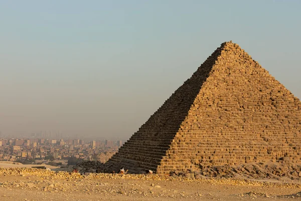 The pyramid of Giza and the view of Cairo, Egypt — Fotografia de Stock