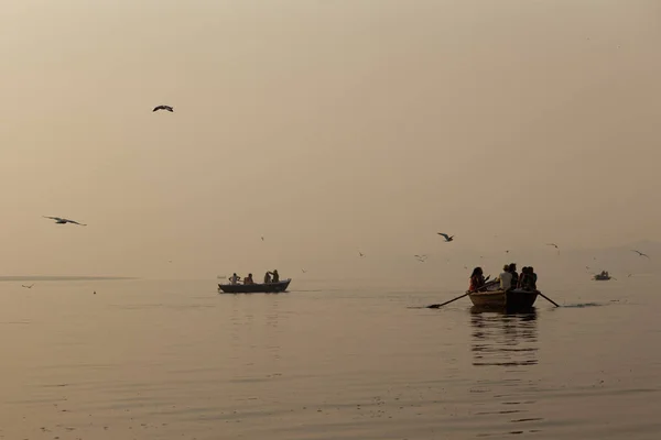 VARANASI, INDIA - NOVEMBER 12, 2014: A dawn boat ride on the sacred Ganges River in Varanasi — Stock Photo, Image