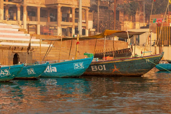 Wooden boats docked along the shore of the Ganges River, Varanasi, India — Φωτογραφία Αρχείου