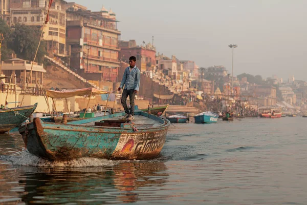VARANASI, INDIA - NOVEMBER 12, 2014: Man standing on top of the boat — Stok fotoğraf