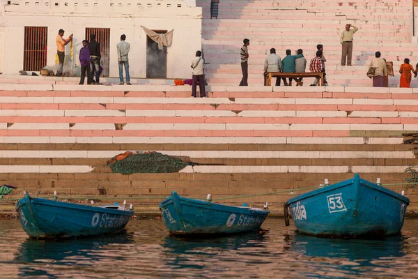 VARANASI, INDIA - NOVEMBER 12, 2014: Daily life of people on the Varanasi ghats — Φωτογραφία Αρχείου