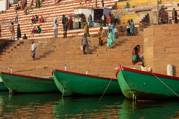 VARANASI, INDIA - NOVEMBER 12, 2014: Wooden boats docked by the shore of the Ganges river — стоковое фото