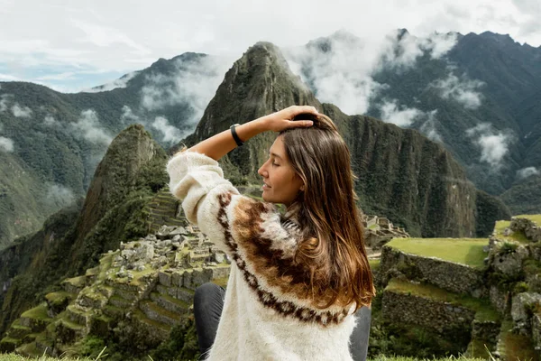 A young woman in Alpaca sweater at Machu Picchu, Peru — Stock Photo, Image