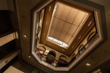 CAIRO, EGYPT- 13 Kasım 2018: Kahire 'deki Mısır Antikaları Müzesinin İçi