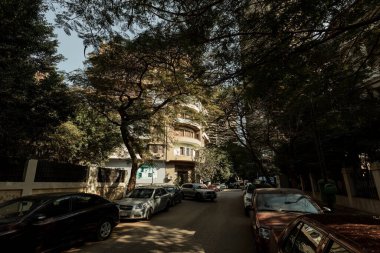CAIRO, EGYPT- 13 Kasım 2018 Kahire 'de caddenin kenarındaki araçlar