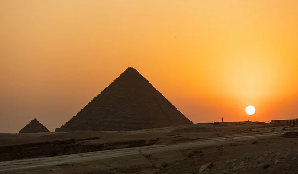 Impresionante puesta de sol detrás de las Grandes Pirámides de Giza, Egipto — Foto de Stock