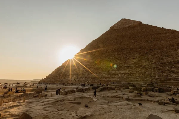 CAIRO, EGYPT- NOVEMBER 17, 2018: Tourists near the pyramid of Giza — 스톡 사진