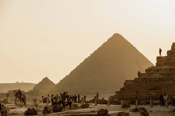 CAIRO, EGYPT- NOVEMBER 17, 2018: Giza 의 거대 한 피라미드 근처 관광객 — 스톡 사진