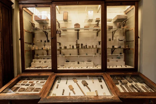 Tentoonstellingen van oud gereedschap in het Museum van Egyptische Oudheden in Caïro — Stockfoto