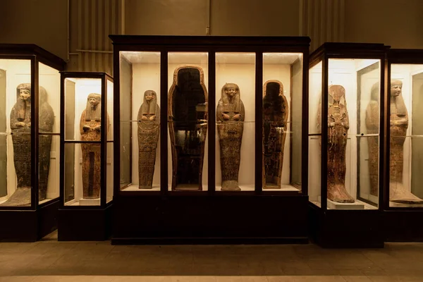 CAIRO, EGITO-NOVEMBRO 13, 2018: Exibe o Museu de Antiguidades Egípcias no Cairo — Fotografia de Stock
