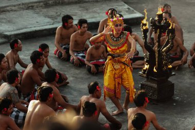 BALI, INDONEZYA - 1 Mart 2014: Geleneksel bale dans gösterisi, Bali, Endonezya