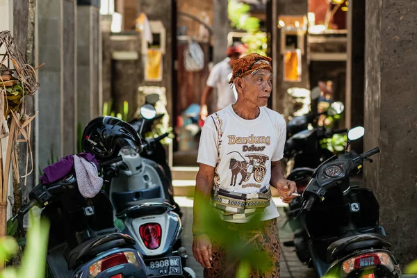 BALI, INDONEZYA - 2 Mart 2014: Yaşlı bir Balili adam elinde bir sigarayla yürür, Bali, Endonezya — Stok fotoğraf