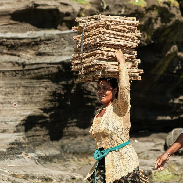 BALI, İNDONEZYA - 1 Mart 2014: Balisnese 'li kadın kafasında ahşap kare eşyalar taşıyor — Stok fotoğraf