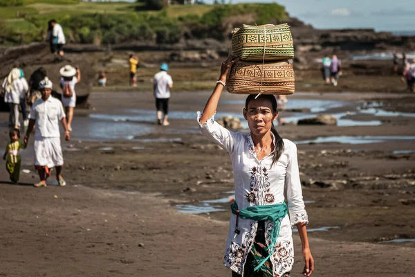 BALI, INDONEZYA - 1 Mart 2014: Balisnese 'li kadın, Endonezya, Bali, Endonezya sepetinde adak taşıyor — Stok fotoğraf