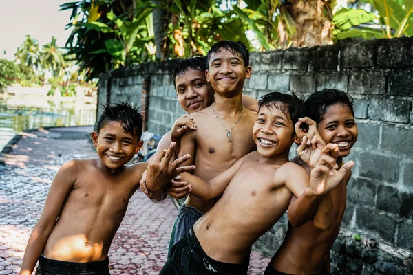BALI, İNDONEZYA - 2 Mart 2014: Yüzlerinde geniş gülümseme olan mutlu gençler — Stok fotoğraf