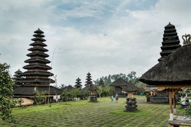 BALI, INDONEZYA - 28 Şubat 2014: Turistler Pura Taman Ayun Tapınağı topraklarında yürürler