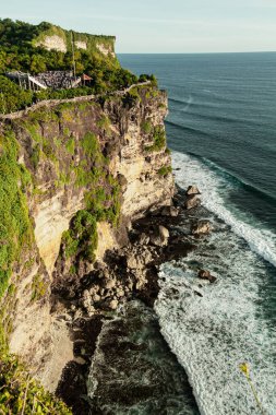 BALI, INDONEZYA - 1 Mart 2014: Bir uçurumun kenarında yer alan geleneksel Bali dansı açık hava amfi tiyatrosu