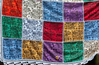 Farklı renklerde karelerle dikilmiş bir kumaş parçası, Bali, Endonezya