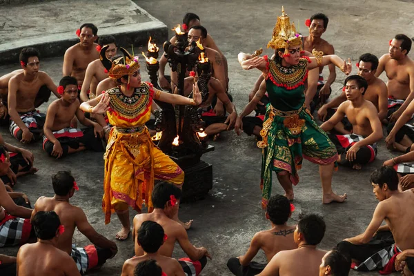 BALI, INDONEZYA - 1 Mart 2014: Erkek dansçılar çemberinde iki kadın dansçı sahne aldı