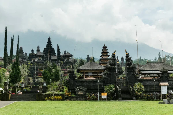Пейзаж традиционных балийских зданий, Индонезия — стоковое фото