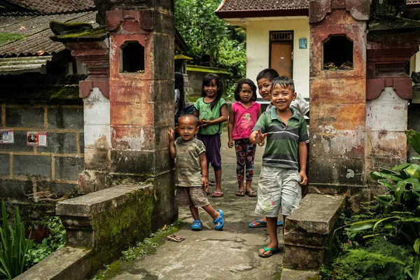 BALI, INDONEZYA - 1 Mart 2014: Mutlu ve gülen Endonezyalı çocuklar, Bali, Endonezya — Stok fotoğraf