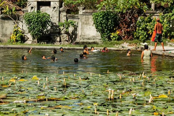 BALI, INDONESIA - 2 martie 2014: Copiii se joacă în iaz — Fotografie, imagine de stoc