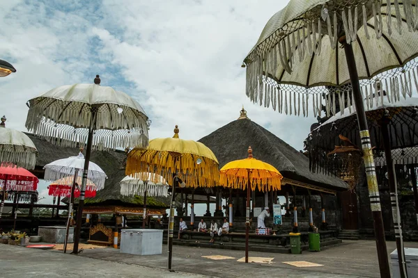 Белые и желтые декоративные зонтики, Бали, Индонезия — стоковое фото