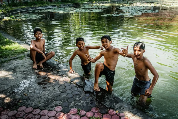 BALI, INDONEZYA - 2 Mart 2014: Gölette poz veren çocuklar — Stok fotoğraf