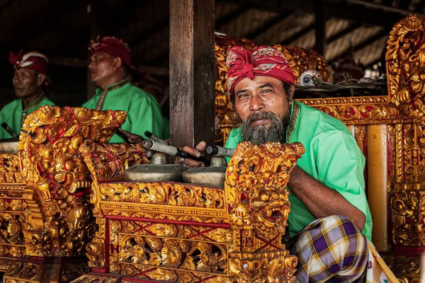 BALI, INDONEZYA - 1 Mart 2014: Balili bir adamın geleneksel kıyafeti, Bali, Endonezya — Stok fotoğraf